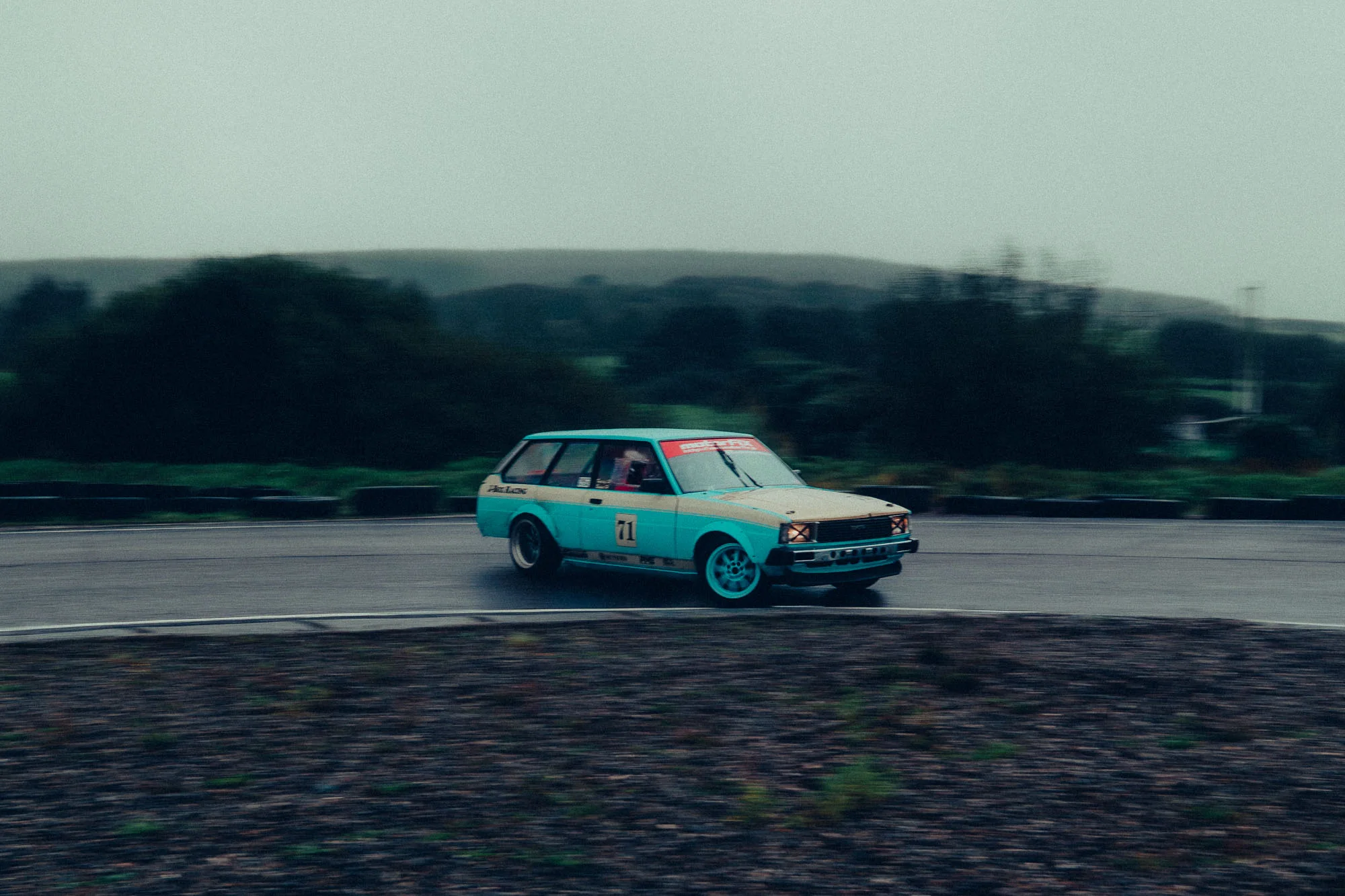 Sure, there's only IS200's around there — photograph 1